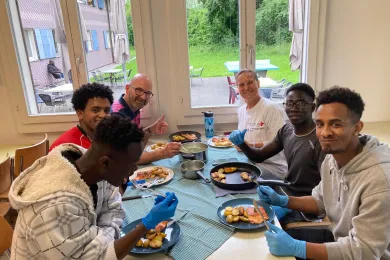 Junge Asylsuchende lernen zusammen kochen