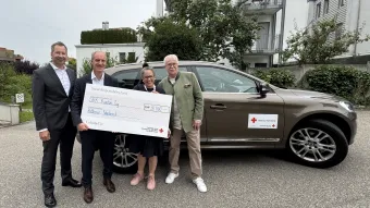 Ein übergrosser Scheck wird durch Thomas Warnecke, CEO Colin&Cie, an Stefanie Holm, Geschäftsführerin SRK Zug, übergeben.