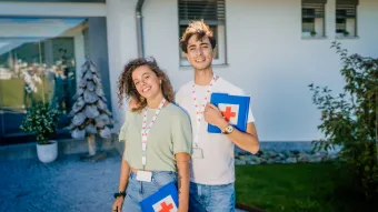 Junge Mitarbeitende werben für eine Mitgliedschaft beim SRK Kanton Zug