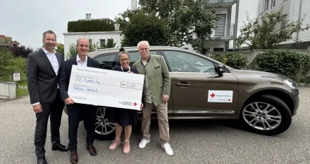 Ein übergrosser Scheck wird durch Thomas Warnecke, CEO Colin&Cie, an Stefanie Holm, Geschäftsführerin SRK Zug, übergeben.