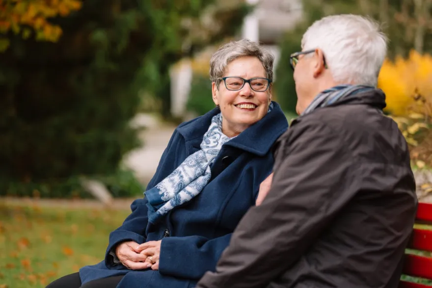 ED_Dementia Care Gespräch auf Bank