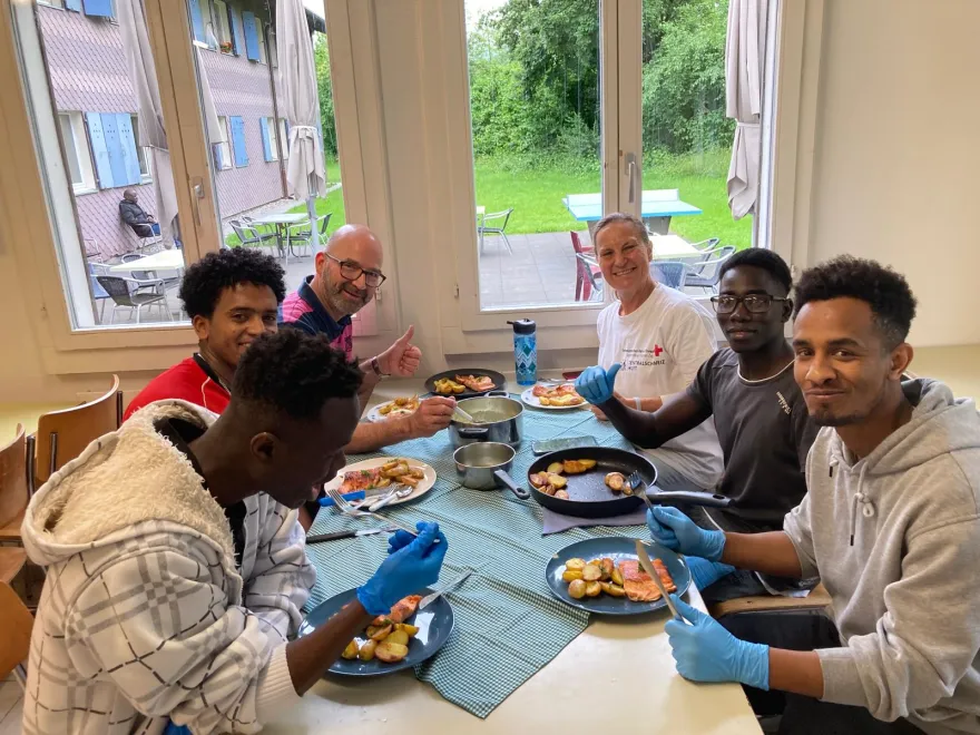Junge Asylsuchende lernen zusammen kochen
