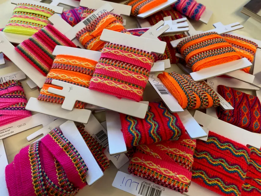 Nahaufnahme von farbigen Stoffbändern, hergestellt im Nähatelier