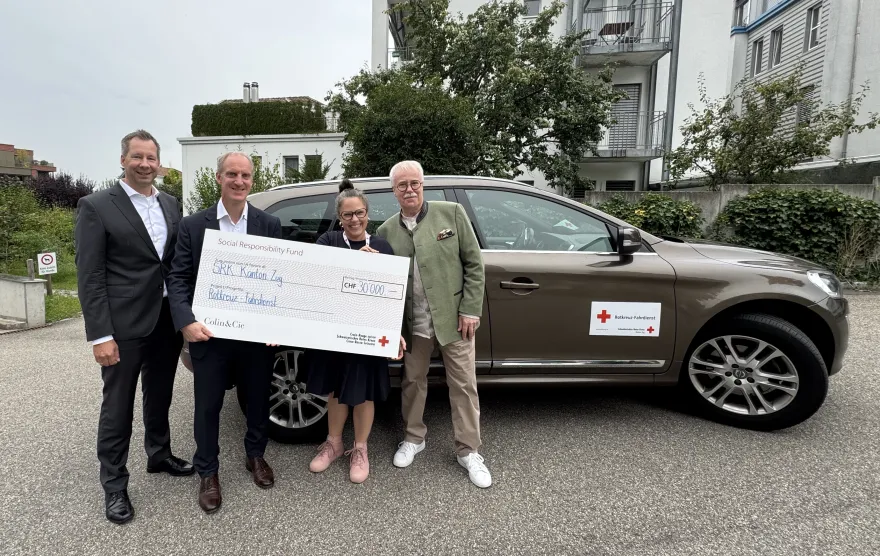 Ein übergrosser Scheck wird durch Thomas Warnecke, CEO Colin&Cie, an Stefanie Holm, Geschäftsführerin SRK Zug, übergeben.